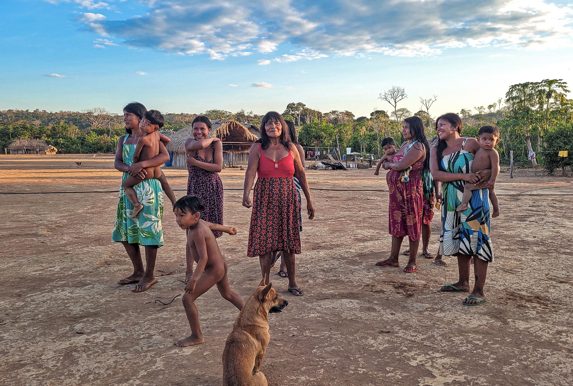 À esquerda, mulheres na aldeia Kotikô; ao centro e à direita, cenas do ritual do Timbó (Fotos: Marcos Botelho Jr.)