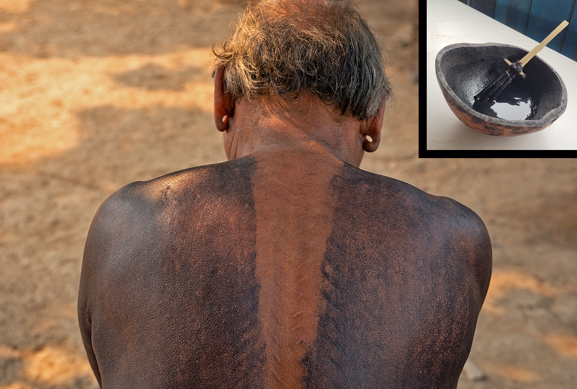 Ancião Kuperi Panará, da aldeia Sönkâränsän, com as marcas que caracterizam o povo Panará; no destaque (acima) a tintura de jenipapo utilizada para a pintura corporal (Foto: Marcos Botelho Jr.)