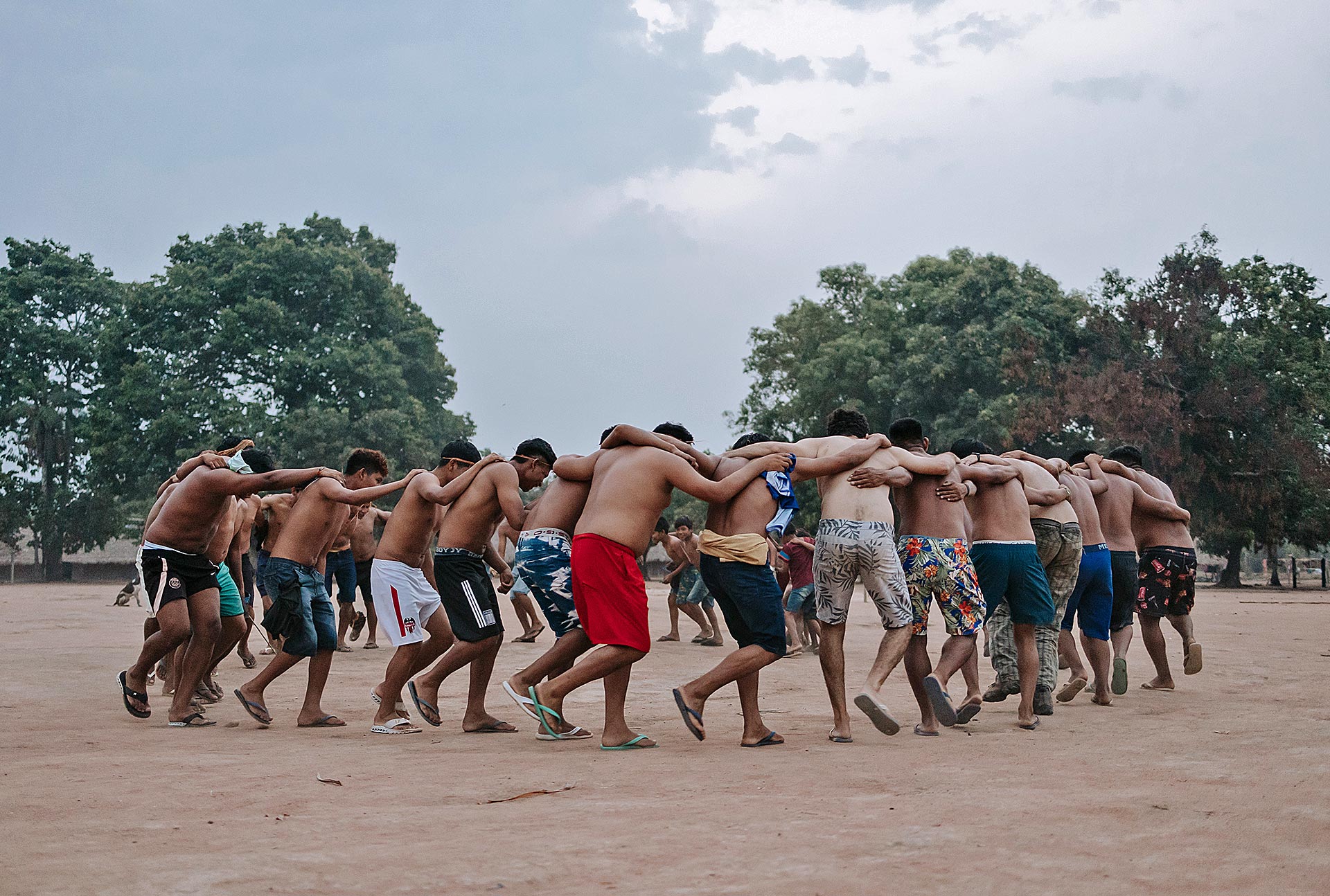 À esquerda, mulheres na aldeia Kotikô; ao centro e à direita, cenas do ritual do Timbó (Fotos: Marcos Botelho Jr.)