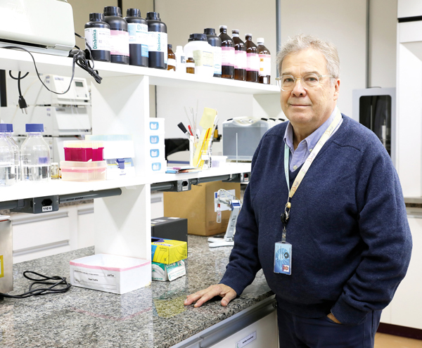 O professor João Ernesto de Carvalho, orientador do trabalho: pesquisas ajudam a manter a floresta em pé