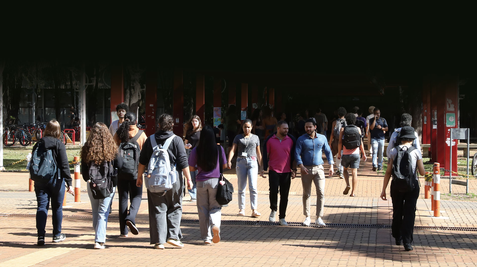 Alunos da Unicamp no entorno do restaurante universitário: “bandejão” figura entre os programas de permanência estudantil no ensino superior