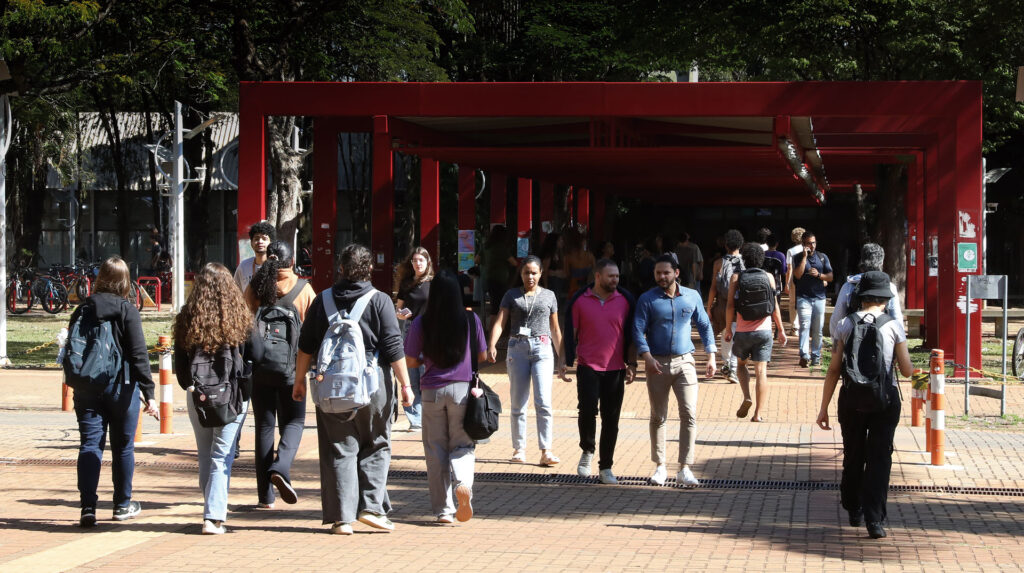 Alunos da Unicamp no entorno do restaurante universitário: “bandejão” figura entre os programas de permanência estudantil no ensino superior