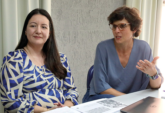 A pesquisadora Bruna Wargas (à esq.) e sua orientadora, Helena Altmann: políticas de inclusão mudaram o perfil de universitários no país