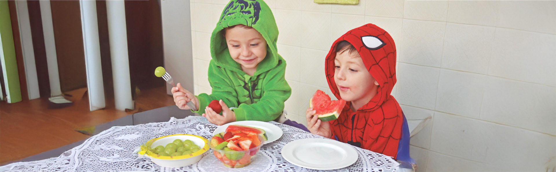 Crianças-comendo-frutas-manchete