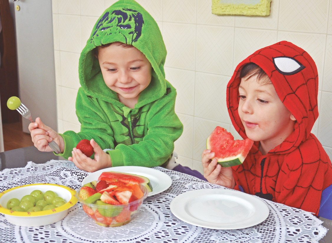 Crianças comendo frutas