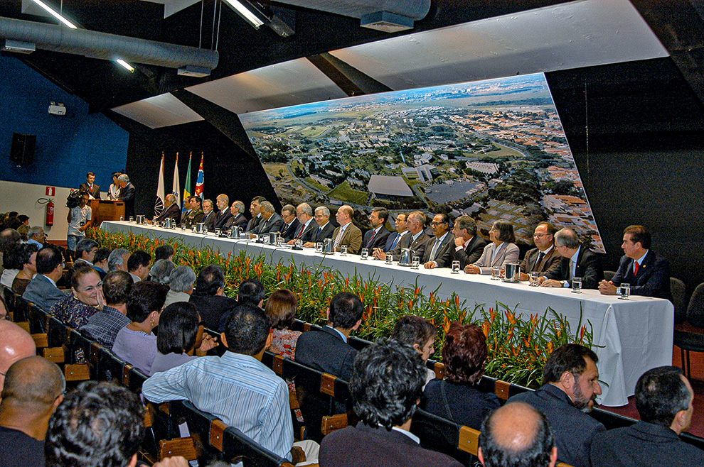 Cerimônia de posse do professor Fernando Costa, em abril de 2009, no Centro de Convençoes: impacto em diferentes perspectivas