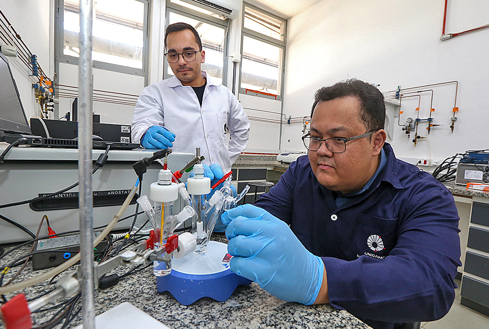 Da esquerda para a direita, o pesquisador Manuel Edgardo Gomez Winkler e o docente Raphael Nagao, ambos do Instituto de Química