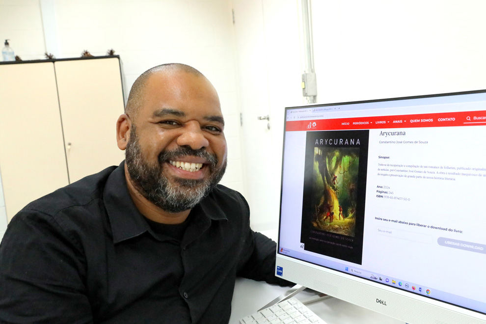 O produtor editorial da Asa da Palavra, Luiz Maurício Azevedo