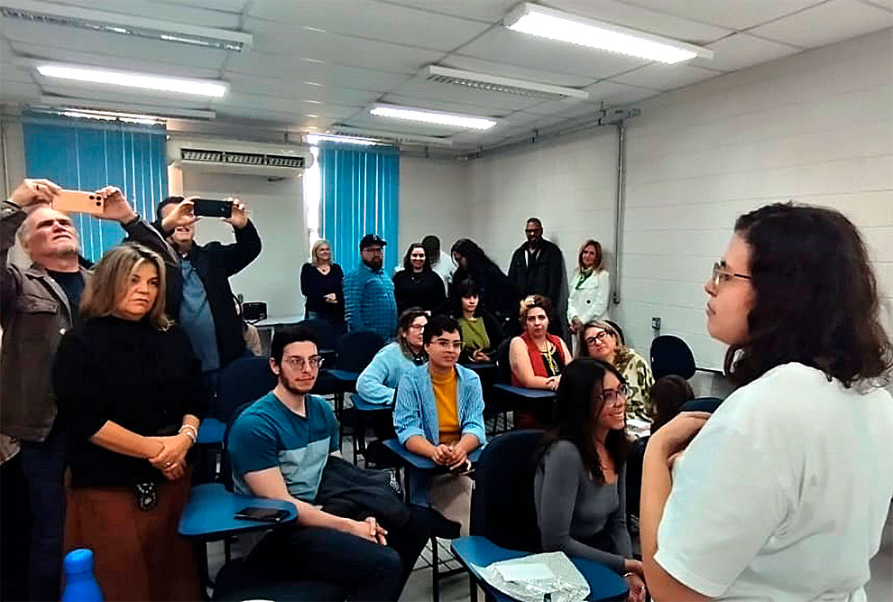 A dissertação investiga a filosofia de Bell Hooks, uma autora norte-americana, que desempenhou essencial na área