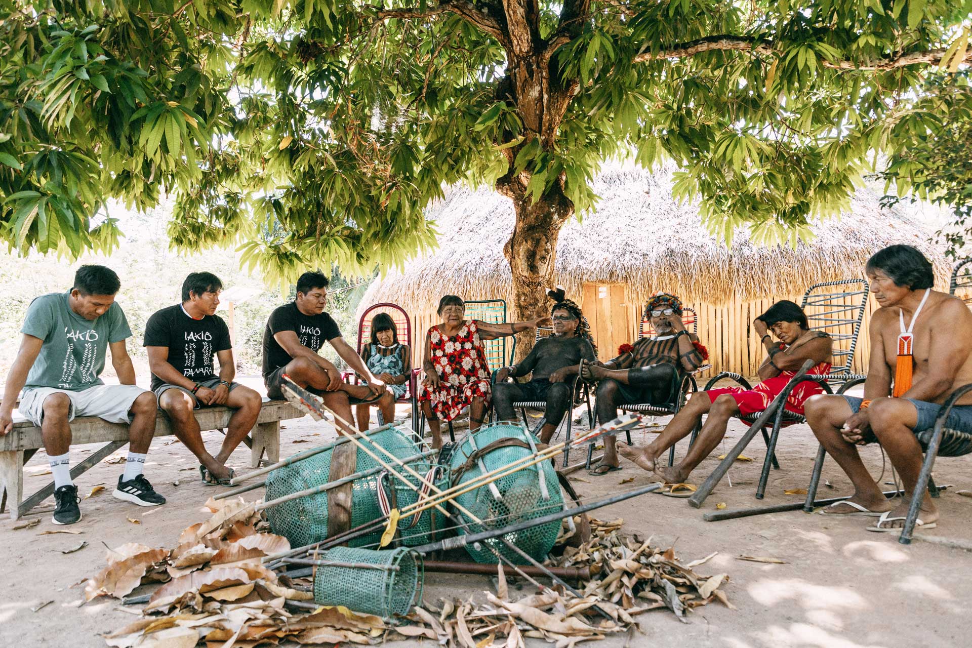 Roda de conversa na aldeia Nänsêpotiti com a participação dos tapuntun, das tuatun e dos tradutores (Foto: Raíssa Azeredo)