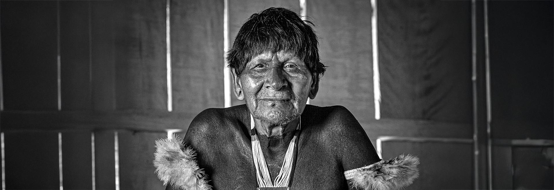 Foto em preto e branco com um indígena ao centro