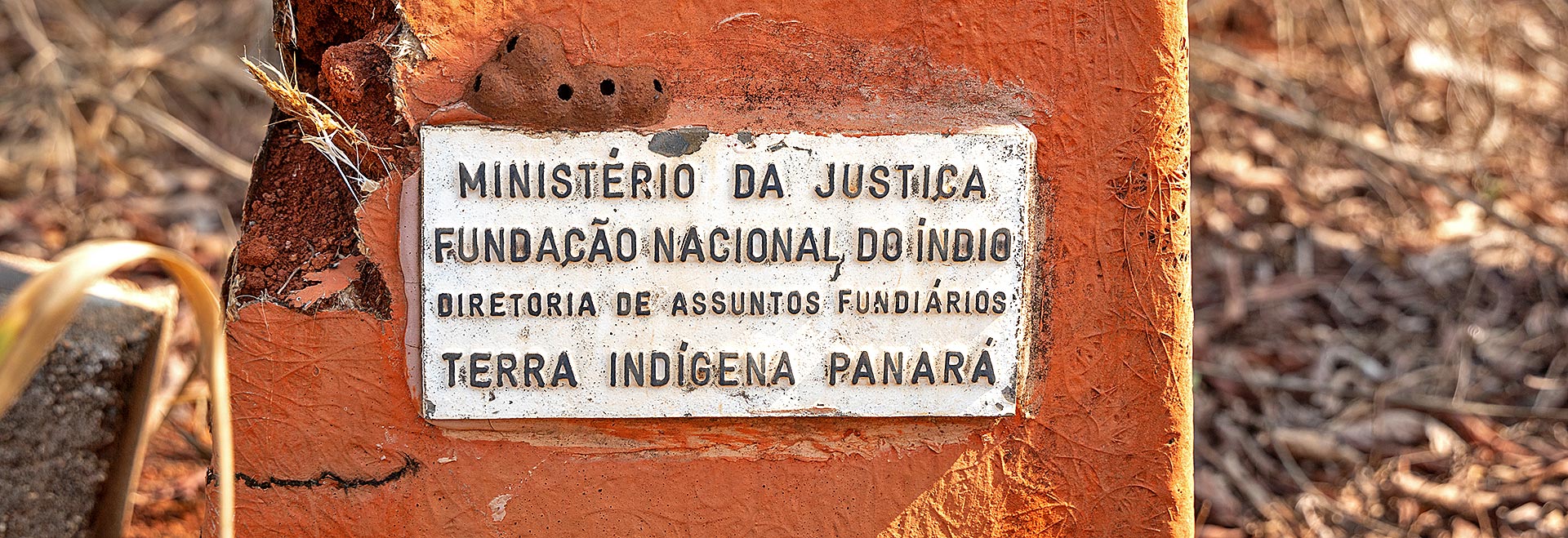 Placa com dados do marco da terra indígena Panará