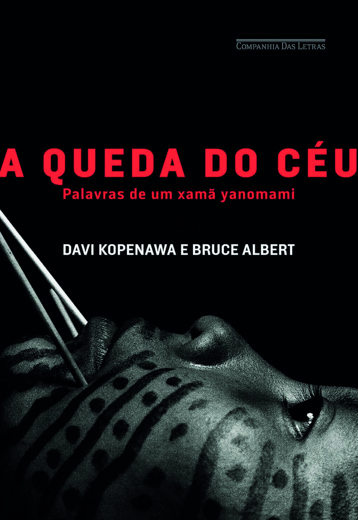 Esta é a capa do aclamado livro "A Queda do Céu: Palavras de um xamã yanomami", de autoria de Davi Kopenawa e do antropólogo Bruce Albert, publicado pela editora Companhia das Letras.

O design da capa é marcante, com um fundo totalmente preto que dá grande destaque ao título em letras maiúsculas vermelhas. Na parte inferior, uma poderosa fotografia em preto e branco mostra um close do rosto de um indígena Yanomami (possivelmente o próprio Kopenawa em sua juventude) com pinturas corporais ritualísticas. Dois bastões brancos e finos estão posicionados próximos ao seu nariz, sugerindo um momento de transe ou ritual xamânico, tema central da obra. A imagem e o texto se combinam para transmitir a profundidade e a seriedade do relato contido no livro.