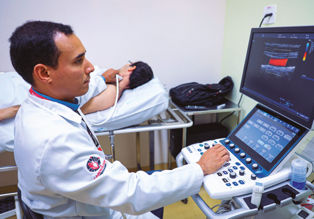 Demétrio Vieira, cardiologista e coautor do estudo, avalia um ultrassom de carótida: qualidade de vida dos pacientes depende de uma intervenção antecipada