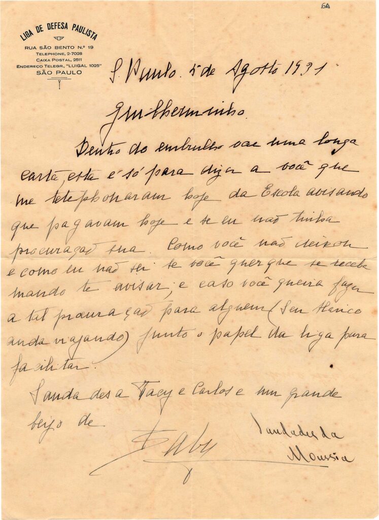 A carta está escrita em papel timbrado da Liga de Defesa Paulista, datada de 5 de agosto de 1931, em São Paulo. O texto é manuscrito e dirigido a Guilherminho.

O conteúdo diz que a autora recebeu um telefonema da escola avisando sobre um pagamento que seria feito naquele dia, mas que não tinha como procurar o destinatário pessoalmente. Como não conseguiu encontrá-lo, decidiu escrever para avisá-lo, sugerindo que, caso ele não pudesse resolver, procurasse alguém (menciona o “Seu Hênio, anda viajando”) e que junto estava enviando o papel da Liga para facilitar.

Ela encerra mandando lembranças de Tacy e Carlos e assina com carinho: “um grande beijo de Baby, saudades da Mousia”.