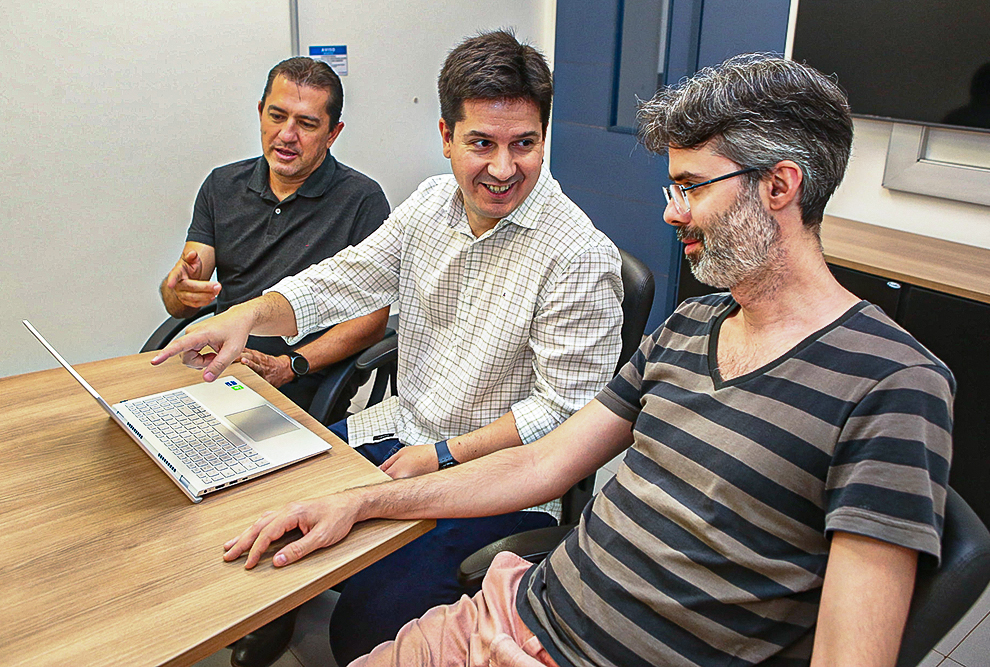 Da esquerda para a direita, os professores Cristiano Torezzan (FCA), Leonardo Tomazeli Duarte (FCA) e Henrique N. Sá Earp (Imecc): responsáveis pelo desenvolvimento do know-how