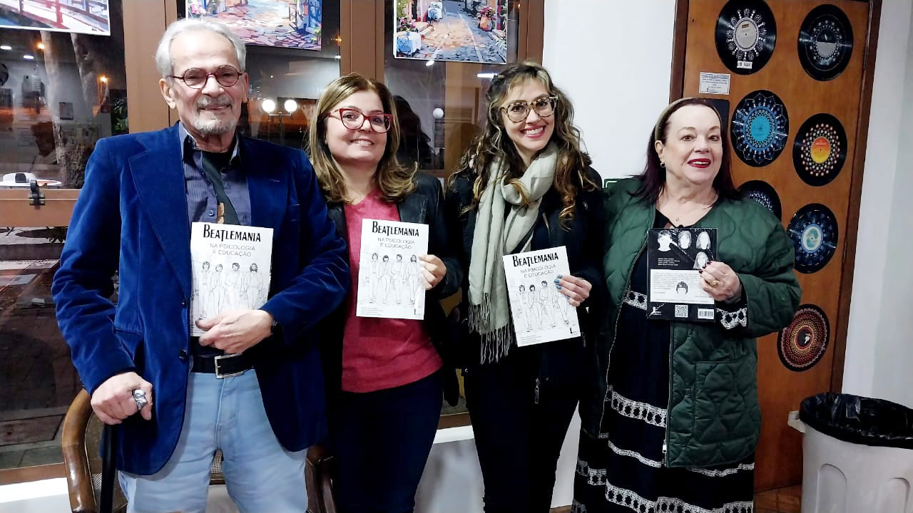 Da esquerda para a direita, o professor da FE Valério José Arantes e suas ex-alunas Roseli Coutinho dos Santos e Stela Maria Muneiro Belle e Anita Cecília Lofrano
