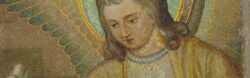 A imagem mostra um detalhe de uma pintura sacra. Nela, vemos o rosto sereno de um anjo, com cabelos longos e ondulados, de tom castanho claro. O anjo possui uma auréola dourada com fundo azul e raios decorativos em volta da cabeça, além de asas estilizadas com penas delineadas em dourado. A expressão do anjo é suave e contemplativa, transmitindo calma e espiritualidade. O fundo da pintura tem tons terrosos, destacando a figura central.