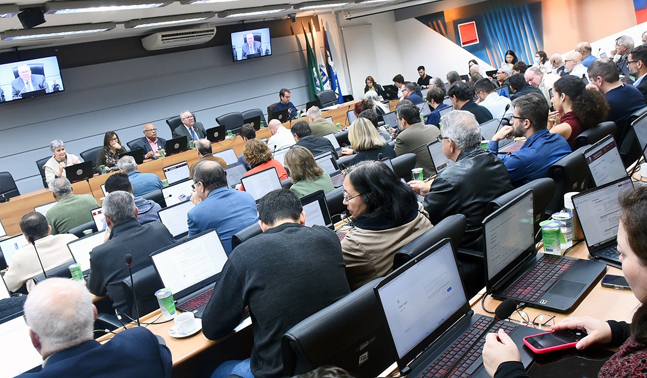 Sessão ordinária do Conselho Univertsitário aprovou por unamimidade a concessão do título a Iracema Moraes; cerimônia de entrega ainda será definida