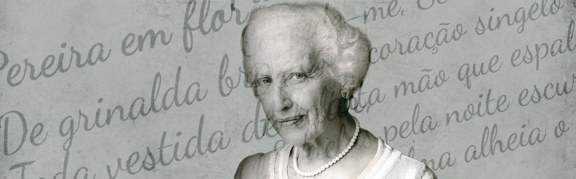 A imagem mostra o retrato de uma senhora idosa, de cabelos brancos curtos e ondulados, pele marcada pelo tempo e expressão serena. Ela usa um colar de pérolas e brincos pequenos, transmitindo elegância e simplicidade. O fundo é cinza e traz, em sobreposição, trechos de um texto escrito em letras cursivas grandes, que parecem ser versos de um poema. A composição une a figura da mulher à escrita poética, sugerindo uma relação entre sua vida e a literatura.