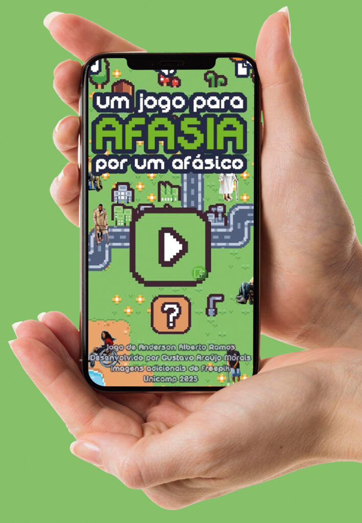 A imagem mostra uma mão segurando um celular, cuja tela exibe a tela inicial de um jogo chamado “Um jogo para afasia por um afásico”. O design é em estilo pixelado, com fundo verde, elementos urbanos e personagens. No centro, há um grande botão verde com um ícone de “play” branco, e abaixo dele um botão laranja com um ponto de interrogação.