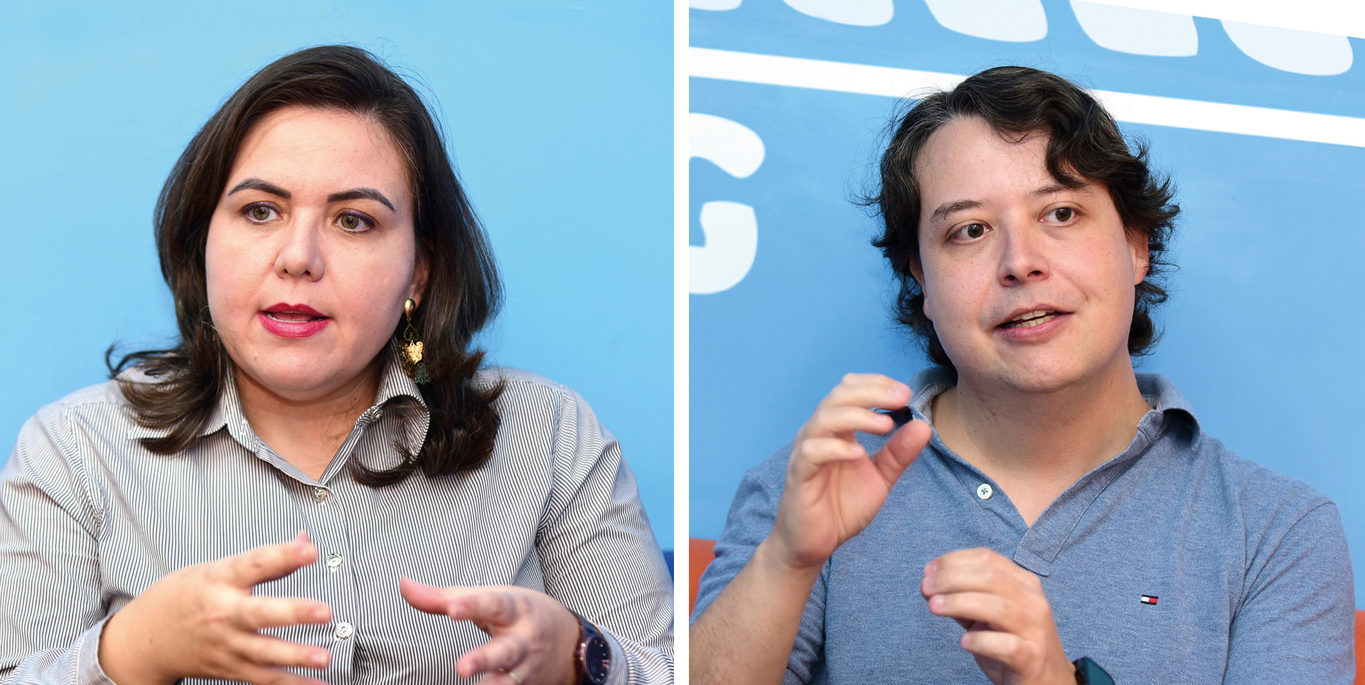 Duas pessoas em destaque, uma à esquerda e outra à direita,
À esquerda, uma mulher de pele clara, cabelos castanhos escuros e lisos na altura dos ombros, veste uma camisa listrada em tons claros. Ela está com expressão séria e gesticulando com as mãos. 

À direita, um homem de pele clara e cabelos castanhos escuros, levemente ondulados, veste uma camisa polo azul clara. Ele também está gesticulando com as mãos e tem uma expressão atenta.