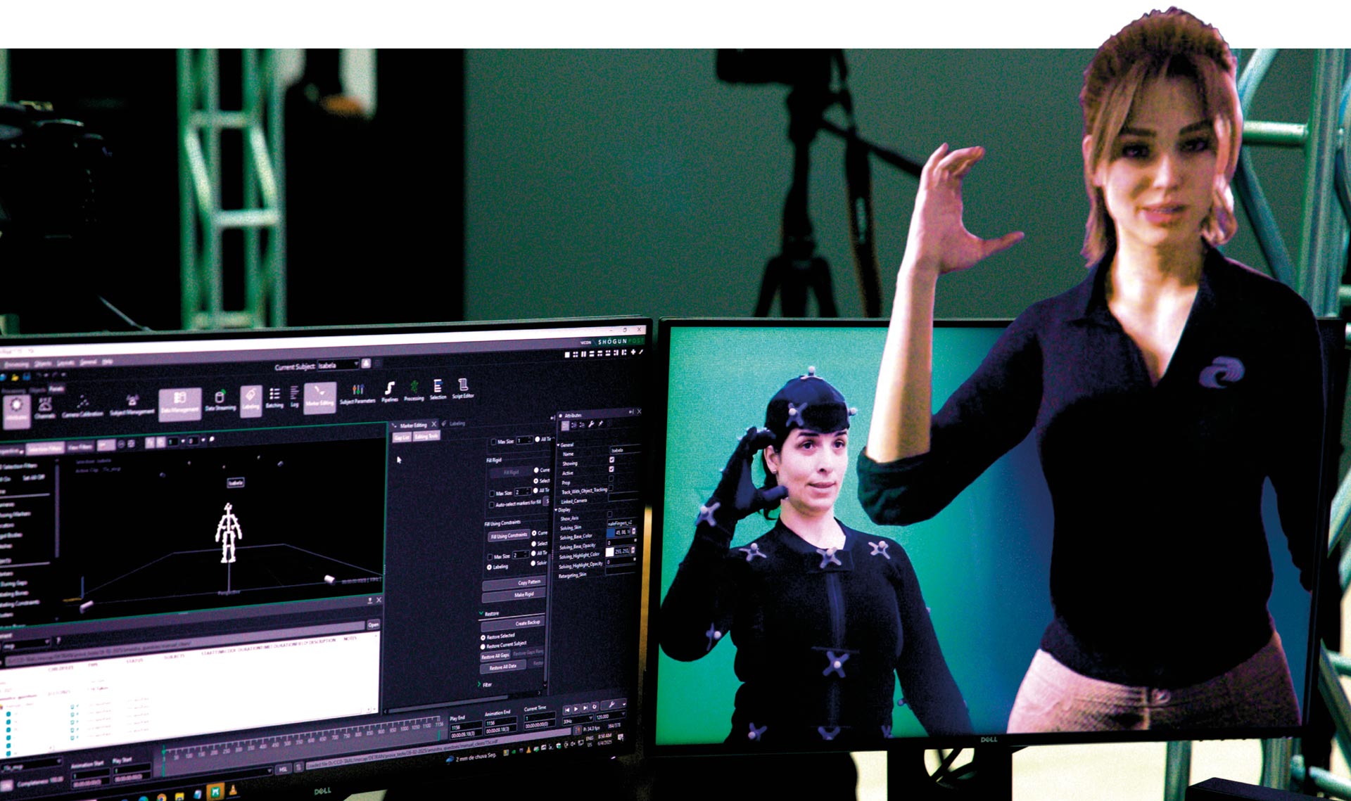 Duas telas de computador mostram uma mulher fazendo captura de movimento. A tela da direita exibe a mulher real ao lado de sua personagem em 3D. A tela da esquerda mostra a versão esquelética da personagem.