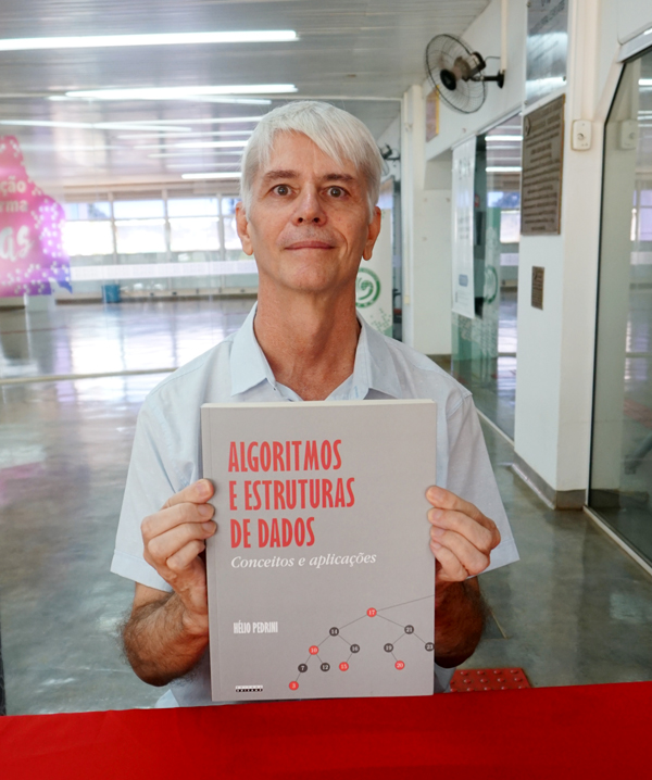 O professor do IC Hélio Pedrini: temas abordados no livro estão na base de tecnologias usadas hoje em dia