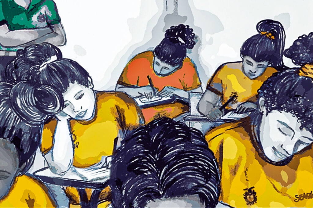 A imagem mostra uma ilustração de uma sala de aula com várias pessoas sentadas em carteiras, usando camisetas amarelas. Elas estão escrevendo em cadernos, aparentemente concentradas, e uma delas parece cansada, apoiando a cabeça na mão. Ao fundo, há uma pessoa de camiseta verde em pé, observando.