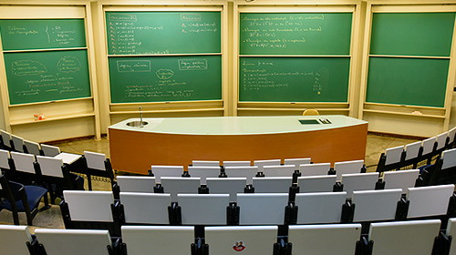 A sala de aula já vinha, há tempos, sendo desafiada por mudanças profundas no modo como o conhecimento circula e se torna acessível