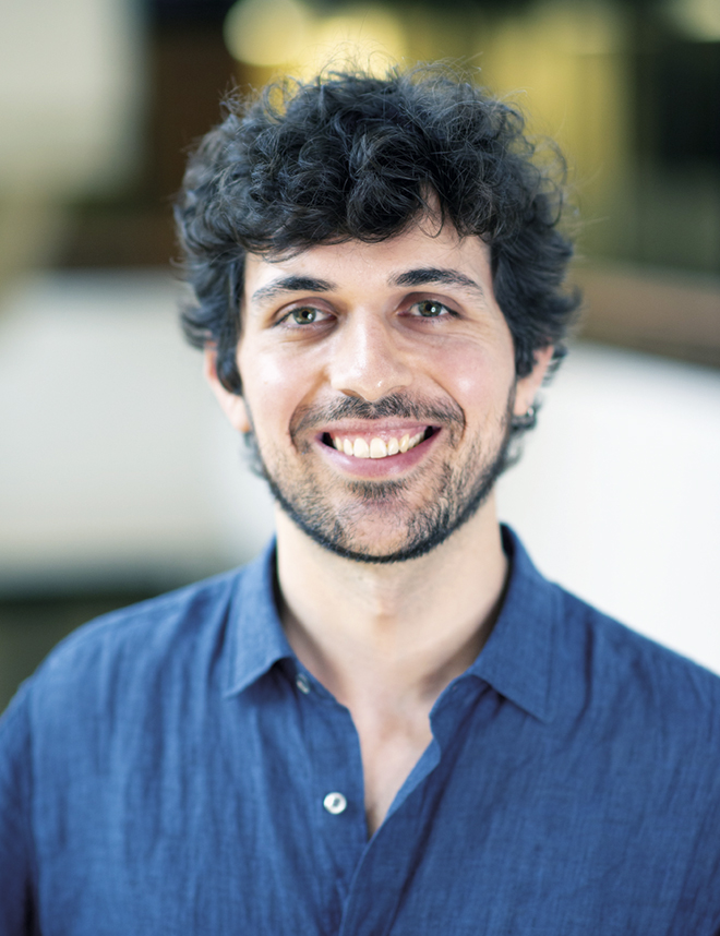 A imagem mostra  o autor do estudo, João Victor Lopes, que veste uma camisa azul. 