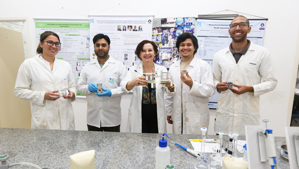 O mais recente reator desenvolvido pela equipe de pesquisadores do IQ pode ser usado tanto na descontaminação da água quanto na conversão do CO2 em etanol