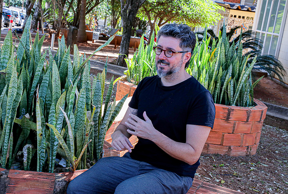 O artista e professor Cesar Baio:  questionamentos sobre o papel da tecnologia
