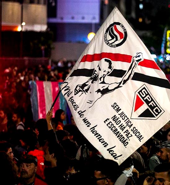 Coletivo ativista durante protesto  
