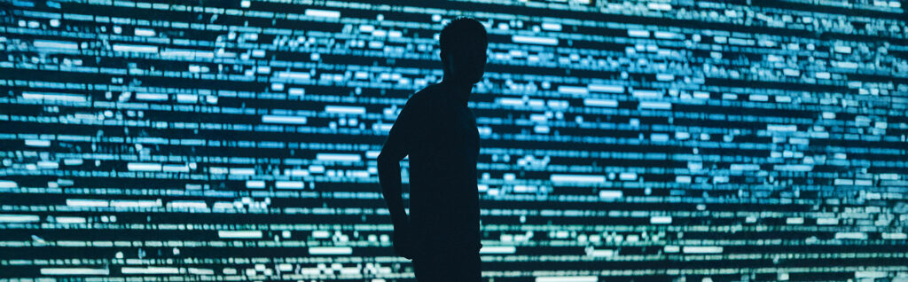 Só em 2022, o mundo gerou mais de 100 zettabytes de dados, ou seja, mais de 100,000,000,000,000,000,000,000 bytesMan_ED732-Chris-Yang-Unsplash