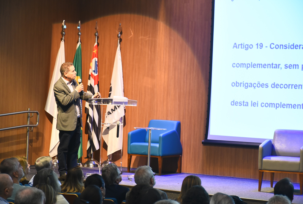 O diretor-executivo da Área da Saúde, Luiz Carlos Zeferino, explicou as diretrizes que norteariam a transformação do setor de assistência à saúde da Universidade  
