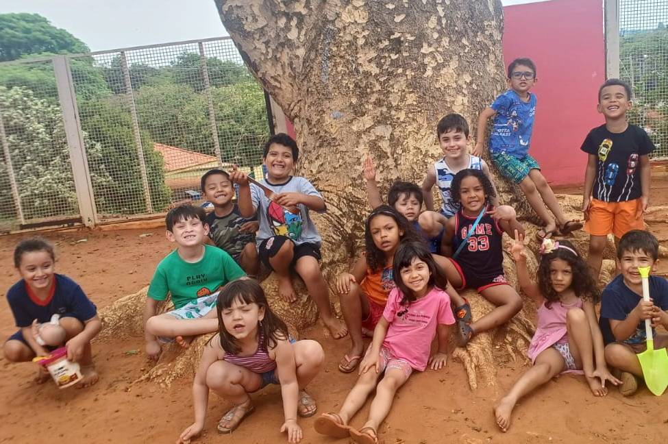 Crianças e familiares encerram Projeto “Sementes do Eco-Íris” com o plantio de árvores