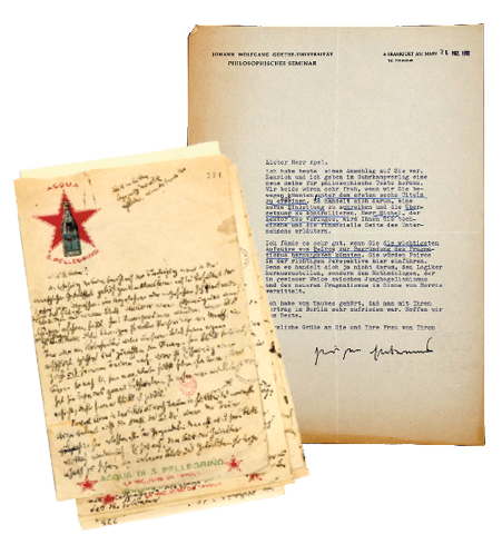 A imagem mostra dois conjuntos de documentos antigos. À esquerda, há várias folhas amareladas empilhadas, escritas à mão com tinta escura e algumas anotações em vermelho; no topo, vê-se um logotipo com uma estrela. À direita, há uma folha datilografada em alemão, em papel timbrado. O documento está assinado à mão na parte inferior.