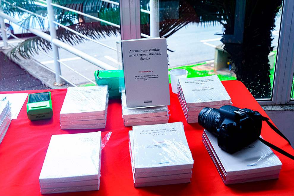 O livro começa com o tema “Capitalismo e crise ambiental: diagnósticos, perspectivas e valores para a sustentabilidade da vida”