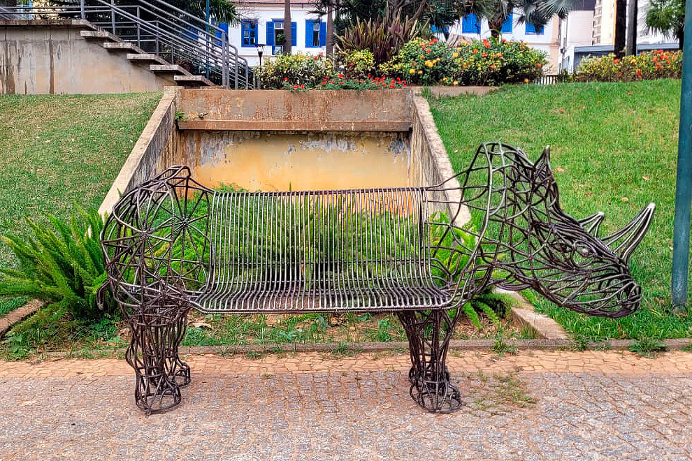 A escultura interativa de um rinoceronte, criada pelo artista João Caçador