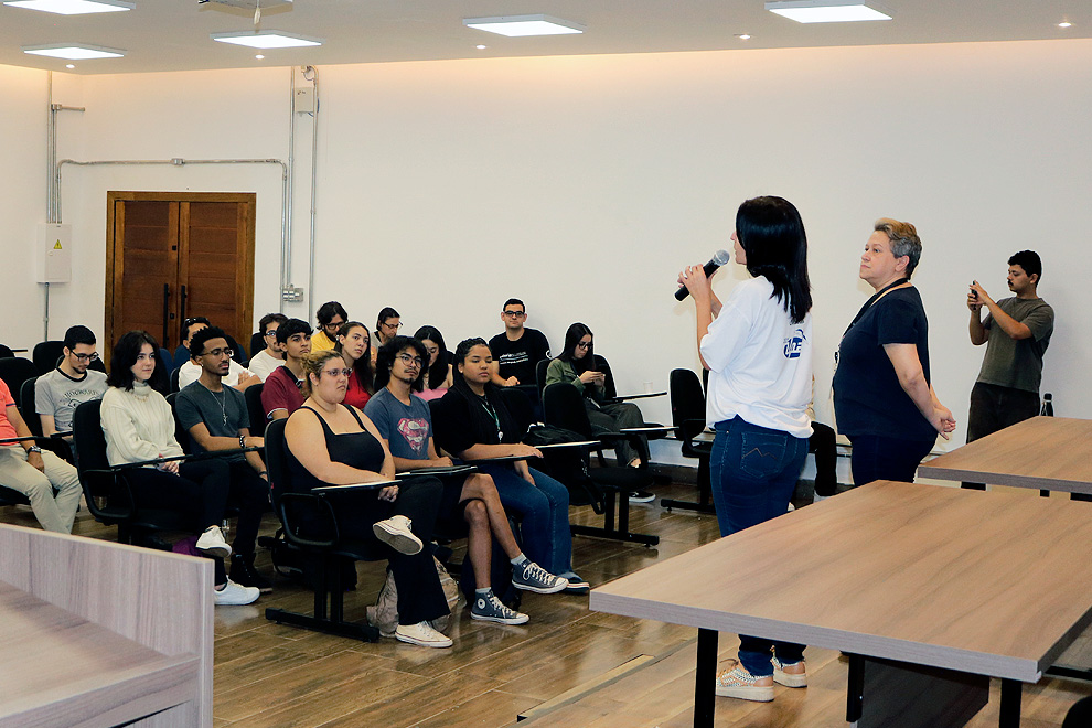 A coordenadora do projeto Catarina Rapôso (blusa branca) e a pesquisadora Valquíria Matheus: proposta inédita e desafiadora