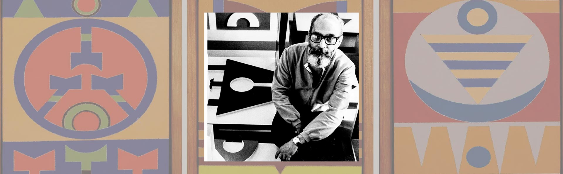 Esta imagem é uma montagem que combina duas das fotos anteriores. Como plano de fundo, vemos as três pinturas de arte abstrata e geométrica, lado a lado em suas molduras de madeira. Sobreposta bem no centro da imagem, cobrindo a pintura do meio, está a fotografia em preto e branco do artista com barba e óculos. A foto dele é apresentada dentro de um retângulo semitransparente, o que faz com que as cores das pinturas por baixo pareçam mais suaves nessa área. A composição une o criador e sua criação, colocando o retrato do artista diretamente no centro de sua obra.