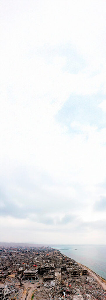 Foto aérea do litoral de Gaza mostrando a cidade em escombros 