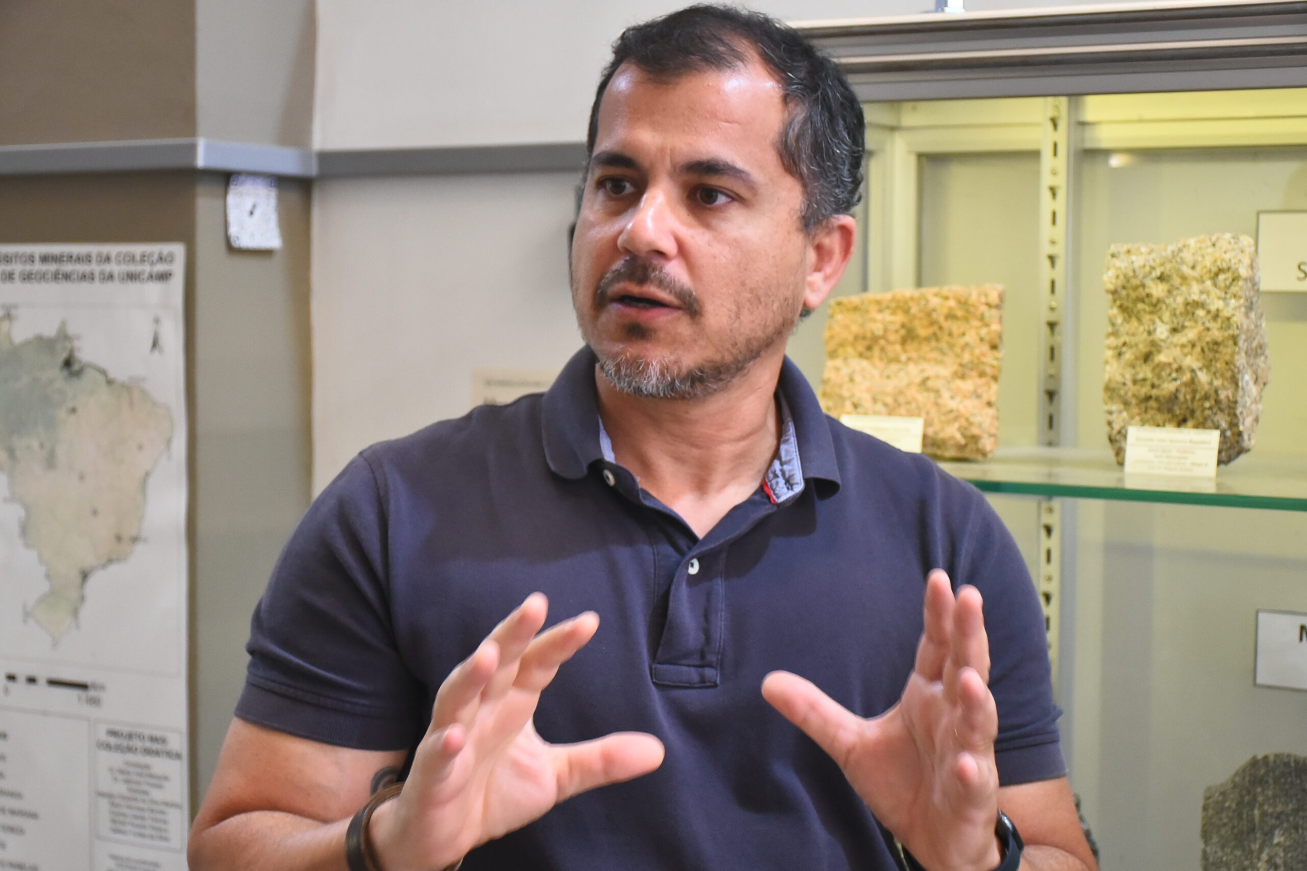 O orientador do TCC, professor Wagner da Silva Amaral: classificar e descrever as rochas dentro de três grandes grupos