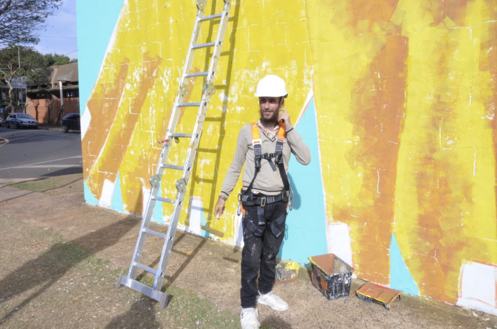 Festival Ocre leva público para visita guiada gratuita na Unicamp; mural gigante instalado no HC é ponto de destaque do circuito artístico de 2025