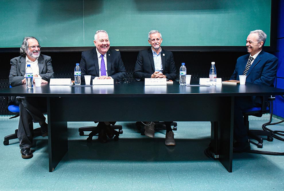 Da esquerda para a direita, o professor Marco Aurélio Cremasco, o reitor Paulo Cesar Montagner, o ex-reitor Antonio Meirelles e o docente Luís Augusto Cortez