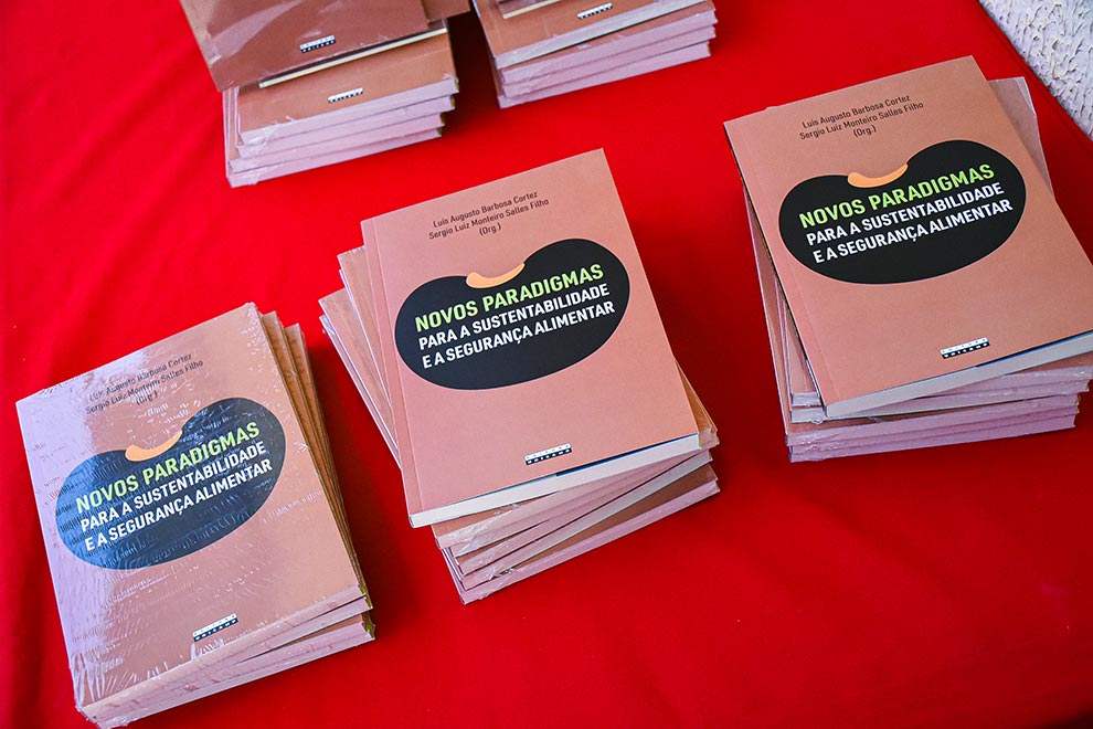 Além de questões ambientais e da crise climática, o livro trata de objetivos socioeconômicos da agricultura