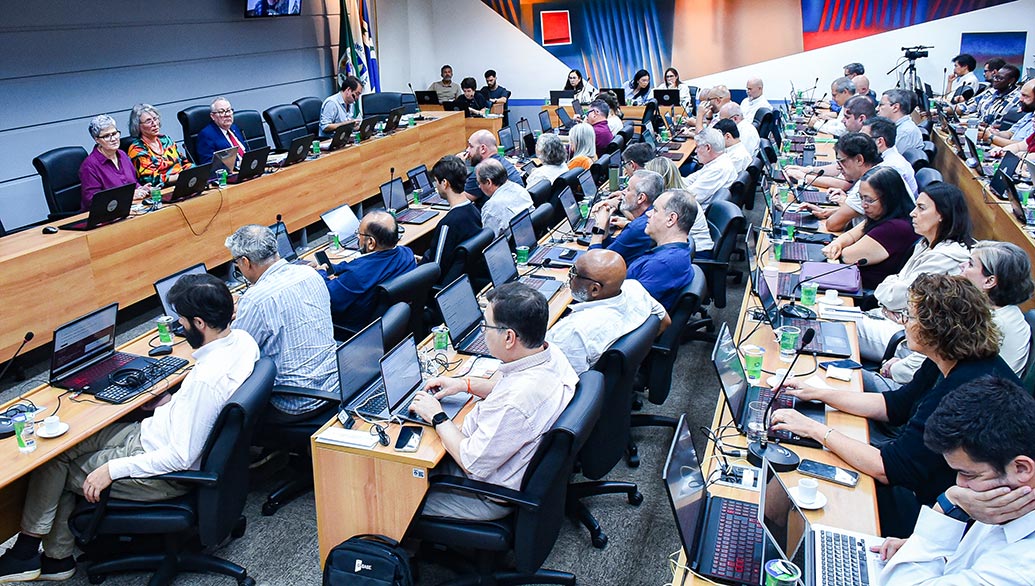 Durante a sessão, o reitor Paulo Cesar Montagner, destacou que, com a aproximação dos 60 anos da Universidade, profissionais que tiveram papel relevante para a fundação da instituição estão sendo homenageados