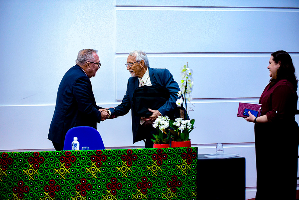 O reitor Paulo Cesar Montagner presidiu a cerimônia de entrega do título a Robert Slenes