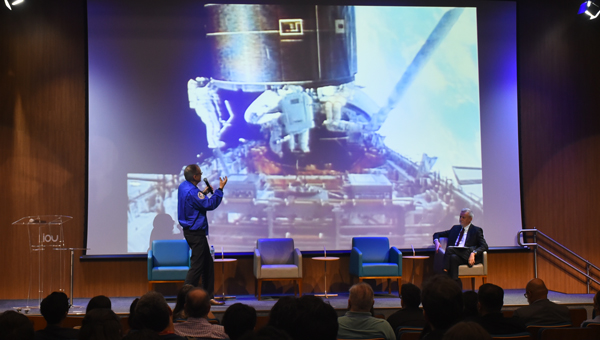 Para o norte-americano, a pesquisa aeroespacial colabora para o entendimento do aquecimento global, apesar de as soluções serem terrenas; ele é um dos três que aparecem na figura durante missão espacial 